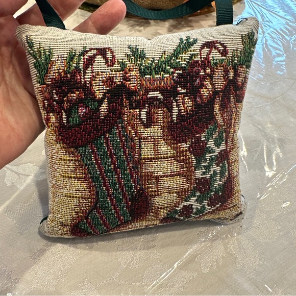 Longaberger Christmas tapestry hanging pillow / décor vintage 5x5 inches - Picture 3 of 7